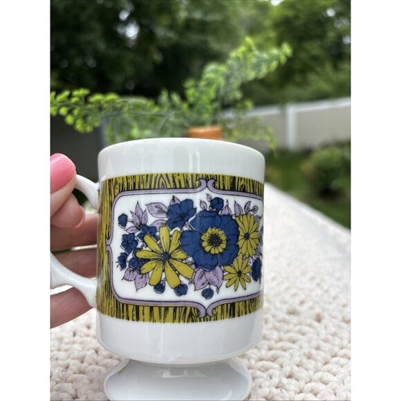 Royal Crown Smug Mug Blue Yellow Flowers Pedestal Mug - Picture 3 of 8